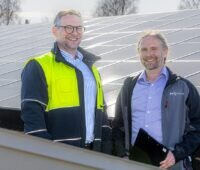 Edeka-Energiemanager Steve Tobien und Christoph Graf (technischer Leiter bei PV² Energie) stehen im Solarpark von Edeka Nord in Valluhn.