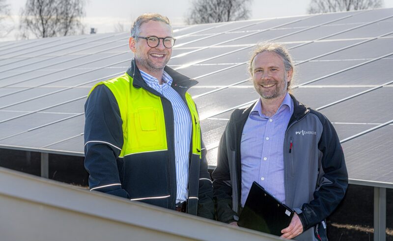 Edeka-Energiemanager Steve Tobien und Christoph Graf (technischer Leiter bei PV² Energie) stehen im Solarpark von Edeka Nord in Valluhn.