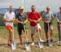 Firmenvertreter beim Spatenstich für die Agri-Photovoltaik-Anlage im Deggenhausertal, die Solmotion baut.
