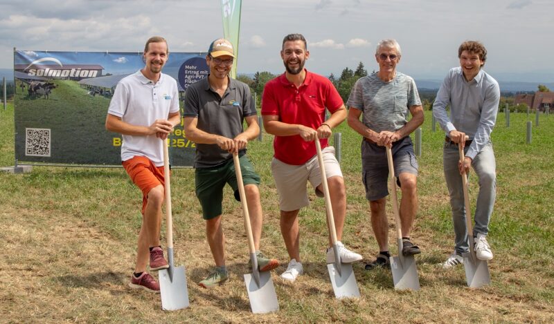 Firmenvertreter beim Spatenstich für die Agri-Photovoltaik-Anlage im Deggenhausertal, die Solmotion baut.