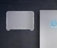 Im Bild eine Sonnenbatterie, Sonnen senkt die Preise größerer Photovoltaik-Batteriespeicher im Heimsegment.