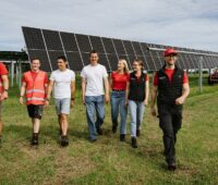Im Bild das Team von Sonntag Energy, das sich auf Agri-PV-Anlagen konzentriert.