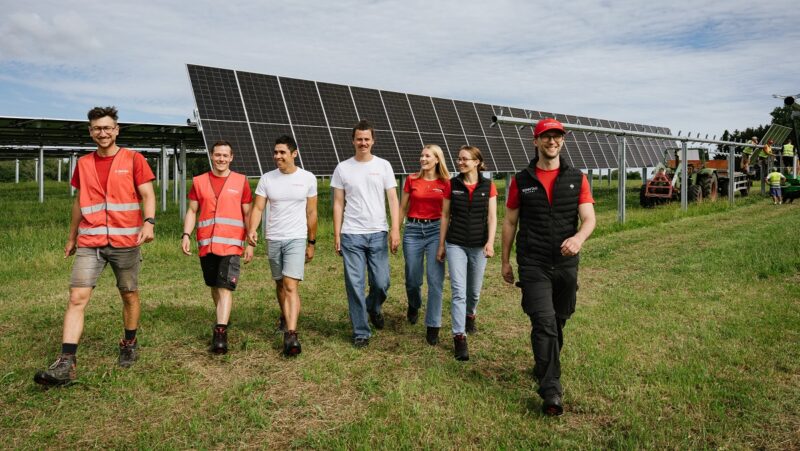 Im Bild das Team von Sonntag Energy, das sich auf Agri-PV-Anlagen konzentriert.