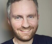 Im Bild Ricky Thiermann, Leiter des Produktmanagements beim Software-Anbieter Spherity, der die Bedeutung vom digitalen Batteriepass für Großspeicher erläutert.