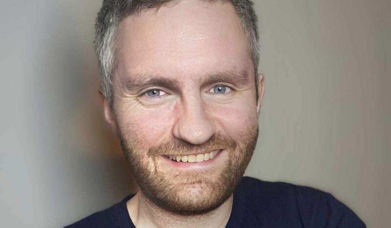 Im Bild Ricky Thiermann, Leiter des Produktmanagements beim Software-Anbieter Spherity, der die Bedeutung vom digitalen Batteriepass für Großspeicher erläutert.