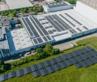 Photovoltaik-Solarmodule auf Dachflächen und auf der grünen Wiese am Hauptsitz von Intersport Deutschland in Heilbronn.