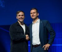 Im Bild 1Komma5°-CEO Philipp Schröder und 2G-Energy-CTO Frank Grewe, die bei der Stromversorgung von KI-Rechenzentren zusammenarbeiten wollen.
