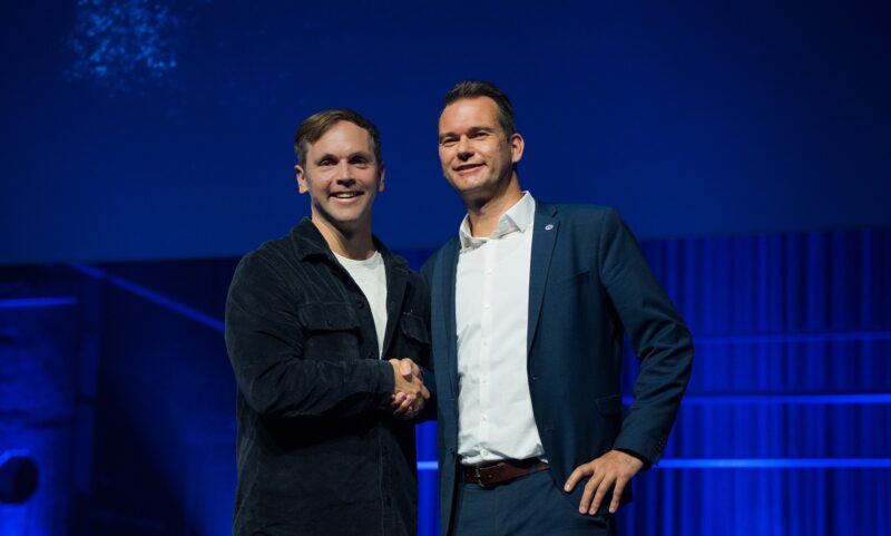 Im Bild 1Komma5°-CEO Philipp Schröder und 2G-Energy-CTO Frank Grewe, die bei der Stromversorgung von KI-Rechenzentren zusammenarbeiten wollen.