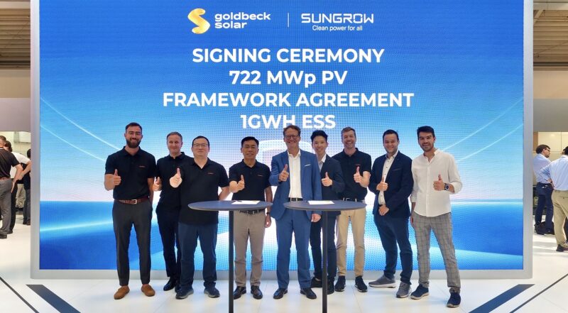 Firmenvertreter von Sungrow und Goldbeck Solar auf der Messe Intersolar 2026 bei der Vertragsunterzeichnung für das größte Photovoltaik-Projekt Europas.