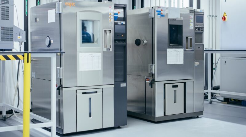 Im Prüflabor Power Test Center Cologne testen Fachleute vom TÜV Rheinland große Batteriespeichersysteme und Komponenten von Photovoltaik-Wechselrichtern.