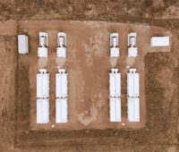 Der Batteriespeicher in Döbeln aus der Luft von oben, Vattenfall vermarktet ein deutschlandweites Batteriespeicher-Netzwerk von Terralayr.