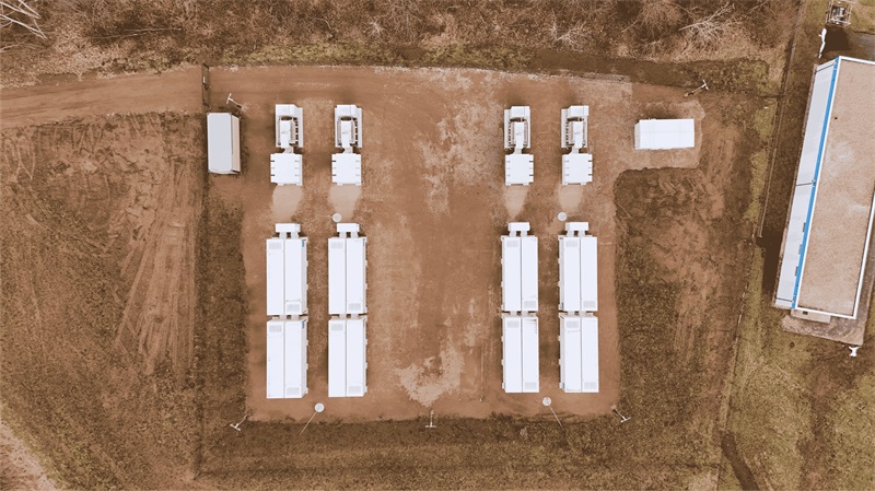 Der Batteriespeicher in Döbeln aus der Luft von oben, Vattenfall vermarktet ein deutschlandweites Batteriespeicher-Netzwerk von Terralayr.