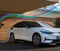 Ein E-Auto von Volkswagen an der Wallbox, bunte Streifen symbolisieren den Energiefluss zwischen Fahrzeug und Stromnetz im Rahmen von Vehicle-to-Grid.