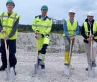Symbolischer Spatenstich mit Offiziellen für die Photovoltaik-Anlage im Steinbruch Hannover von Heidelberg Materials.