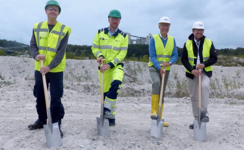 Symbolischer Spatenstich mit Offiziellen für die Photovoltaik-Anlage im Steinbruch Hannover von Heidelberg Materials.
