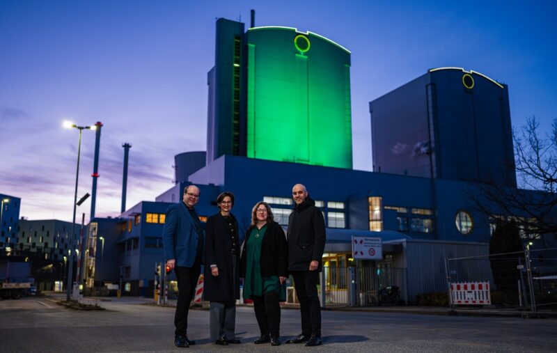 Vertreter:innen von Polkitik und Unternehmen bei der Abschaltung von Block I des Kohlekraftwerks in Hannover, die Landeshauptstadt ist beim Kohleausstieg vorn.