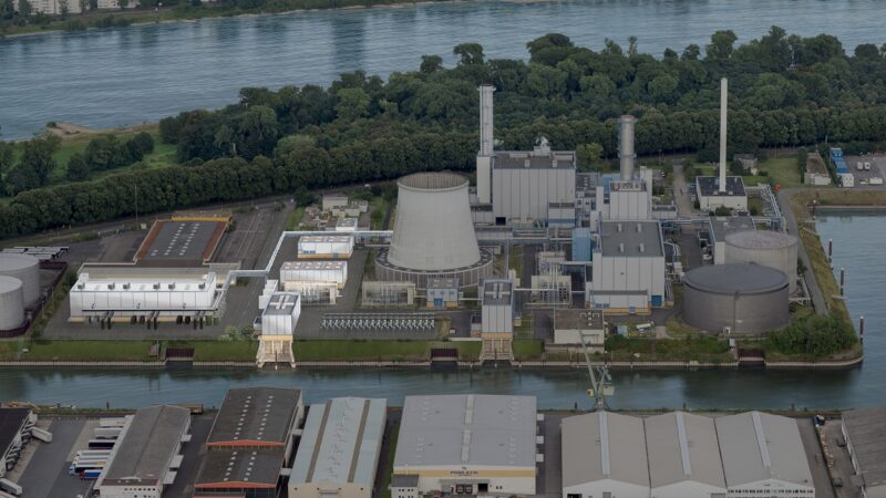 Das Gaskraftwerk von Rheinenergie am Niehler Hafen in Köln, die Illustration zeigt die Flusswärmepumpe, die hier gebaut wird.