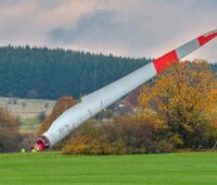 Im Bild ein Rotorblatt einer Windenergieanlage, die Kreislaufwirtschaft soll Einzug in Windenergie und Photovoltaik erhalten.