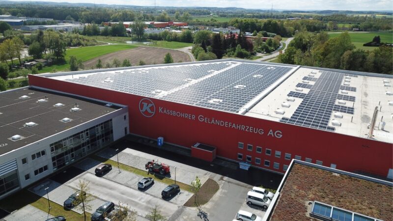 Eine Produktionsstätte beherbergt auf dem Industriedach eine große PV-Anlage.