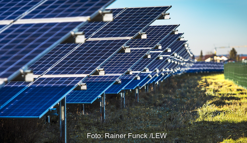 Photovoltaik-Freiflächen-Anlage - immer mehr neue Anlagen gehen in Bayern ans Verteilnetz