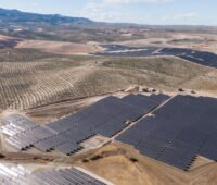 Luftbild von PV-Anlage auf trockenem hügeligem Gelände -Projekt von Aquila in Spanien.