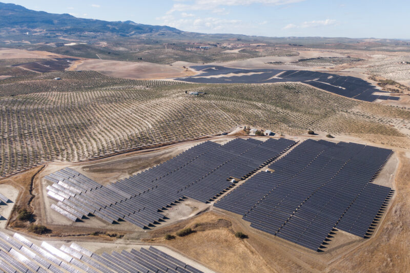 Luftbild von PV-Anlage auf trockenem hügeligem Gelände -Projekt von Aquila in Spanien.