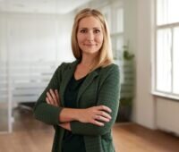 Blonde Frau mit grünem Jacket - Vera Immitzer vom Verband PV Austria in Österreich.