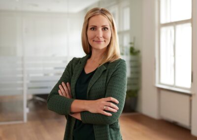 Blonde Frau mit grünem Jacket - Vera Immitzer vom Verband PV Austria in Österreich.