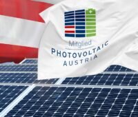 Im Bild eine Photovoltaik-Anlage mit den Logos von K2 Systems und PV Austria.