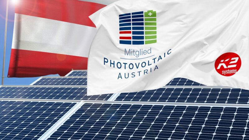 Im Bild eine Photovoltaik-Anlage mit den Logos von K2 Systems und PV Austria.