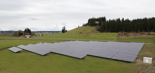 Eine Photovoltaik-Freiflächenanlage auf der grünen Wiese im bayrischen Biessenhofen mit einer Leistung von 750 Kilowatt peak (kWp).