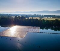 Schwimmende PV-Module auf einem See im Abendlicht.
