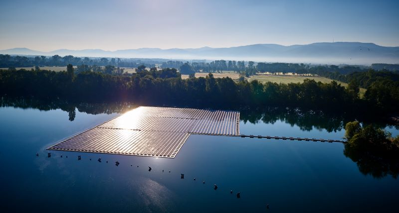 Schwimmende PV-Module auf einem See im Abendlicht.