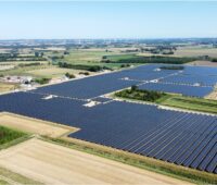 Das Bild zeigt den 34-MW-Photovoltaik-Solarpark westlich von Kopenhagen, den der PV-Modul-Hersteller Longi mit Solarmodulen ausgestattet hat.