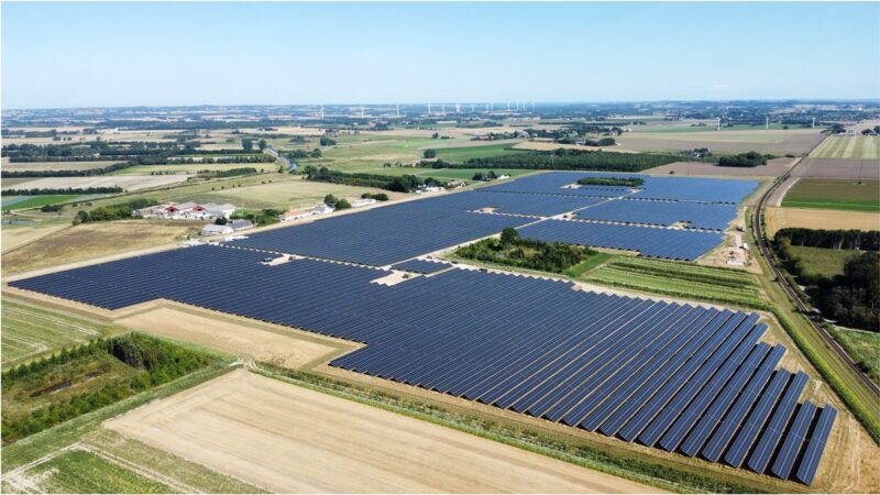 Das Bild zeigt den 34-MW-Photovoltaik-Solarpark westlich von Kopenhagen, den der PV-Modul-Hersteller Longi mit Solarmodulen ausgestattet hat.