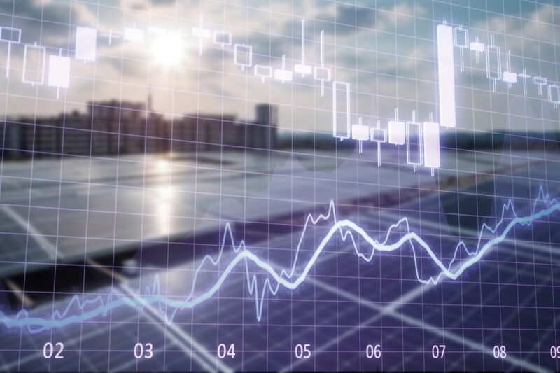 PV-Anlage auf flachem Dach, davor ein Preiskurs, Symbol für dynamische Stromtarife