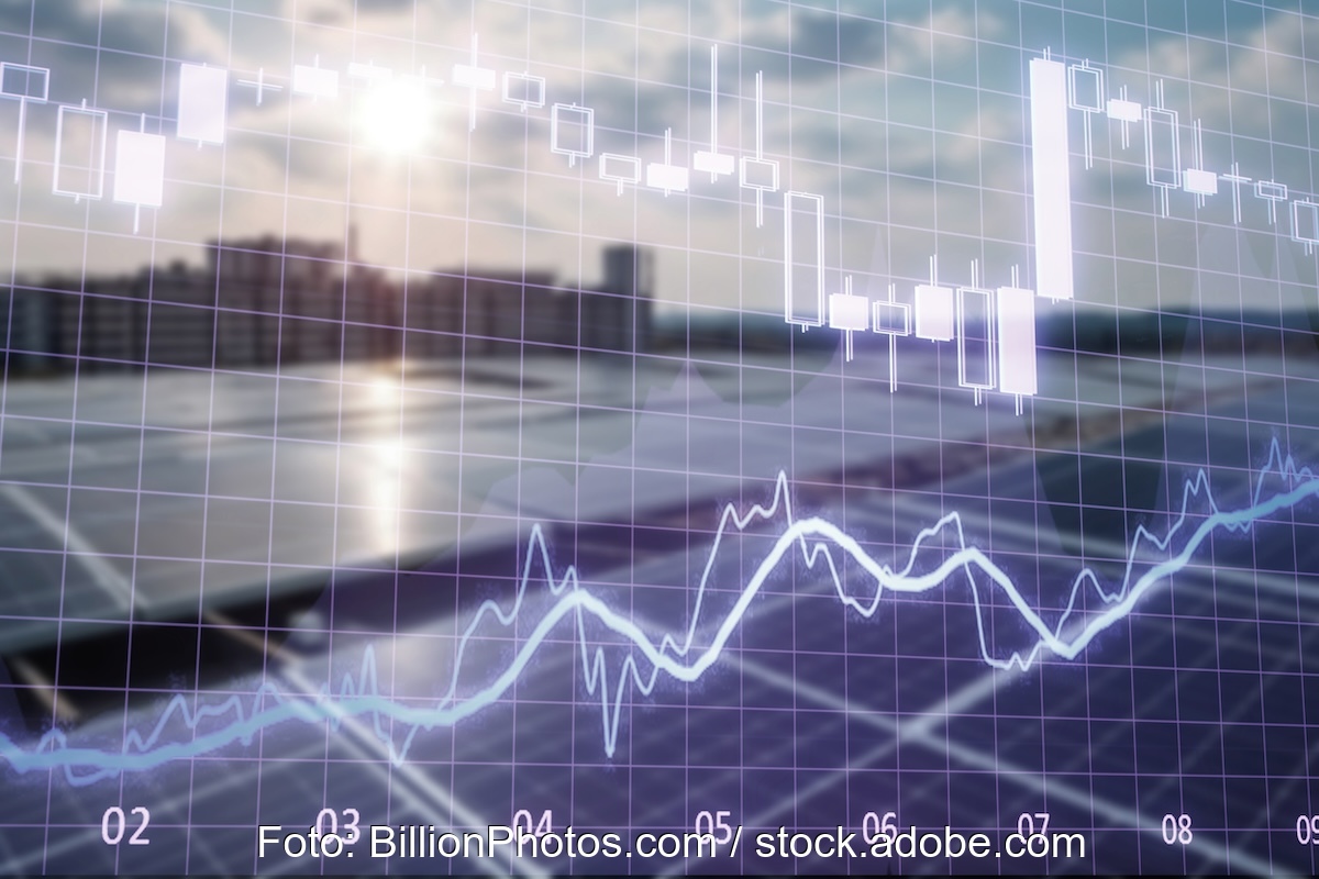 PV-Anlage auf flachem Dach, davor ein Preiskurs, Symbol für dynamische Stromtarife