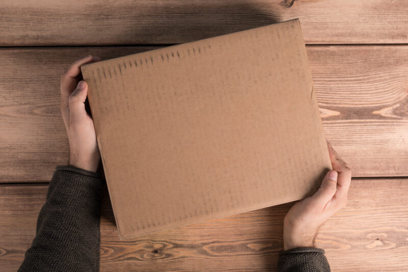 Paket und zwei Hände - Symbol für da PV-Paket