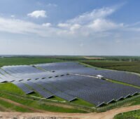Photovoltaik-Anlage zwischen grünen Feldern in Israel