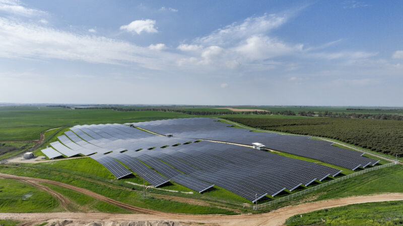 Photovoltaik-Anlage zwischen grünen Feldern in Israel