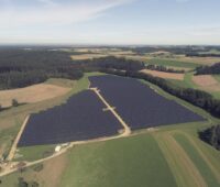Luftbild eines großen Solarparks