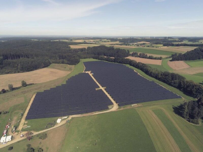 Luftbild eines großen Solarparks