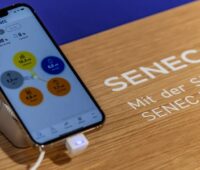Im Bild ist ein Handy mit der Senec-App, über die Endkunden in Folge vom PV-Speicherbrand eine Störungsmeldung erhalten haben.