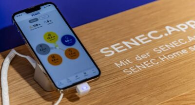 Im Bild ist ein Handy mit der Senec-App, über die Endkunden in Folge vom PV-Speicherbrand eine Störungsmeldung erhalten haben.
