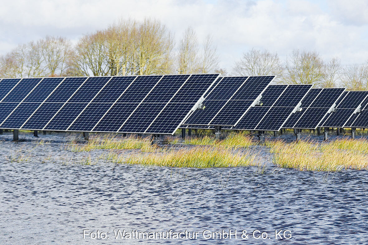 Photovoltaikmodule aufgeständert in einer überschwemmten Moorfläche - Moor-PV-Anlage in Lottorf
