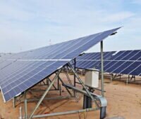Photovoltaik-Modulreihen auf Wüstensand
