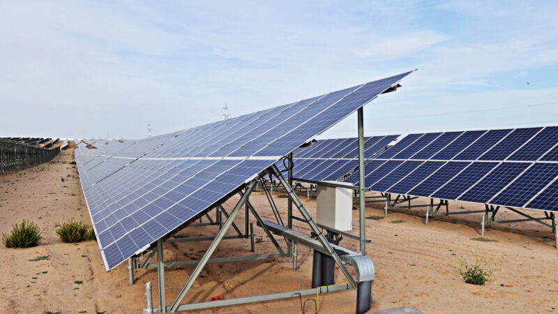 Photovoltaik-Modulreihen auf Wüstensand