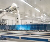 Eine Fertigungslinie für Solarzellen in einer Fabrik.