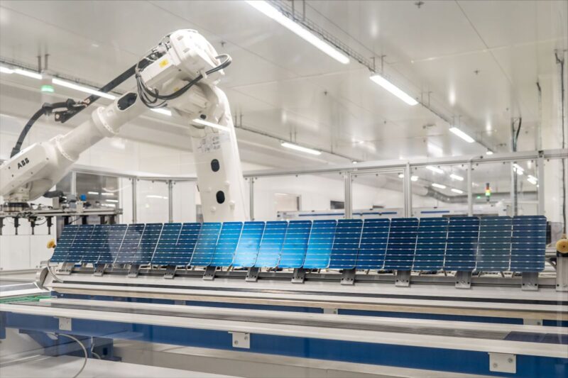 Eine Fertigungslinie für Solarzellen in einer Fabrik.