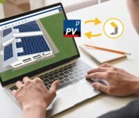 Laptop mit Bildschirm einer PV-Planungssoftware und arbeitenden Händen über Tastatur.